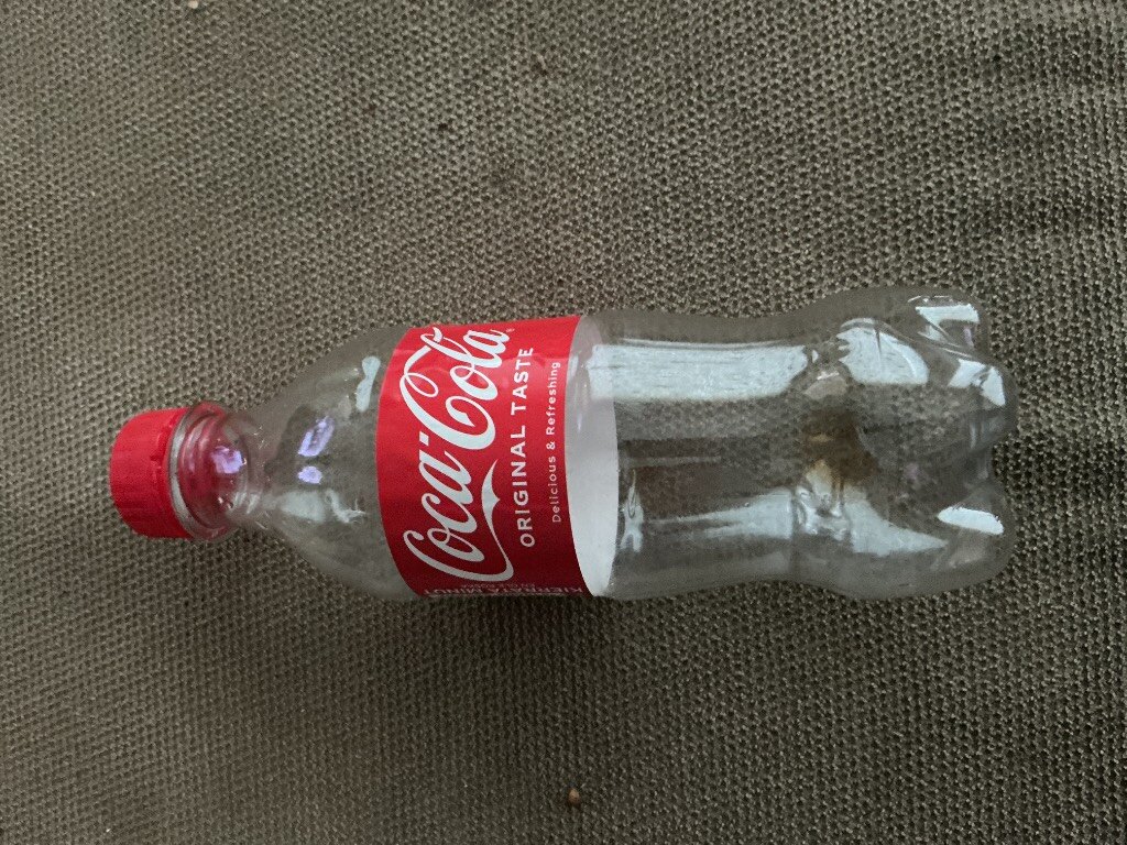 Tyhjä Coca-Cola muovipullo